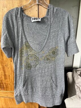 Lost TV ShowSuper Rare Gray Short-Sleeve V-Neck Hoodie with Gold Geometric Print